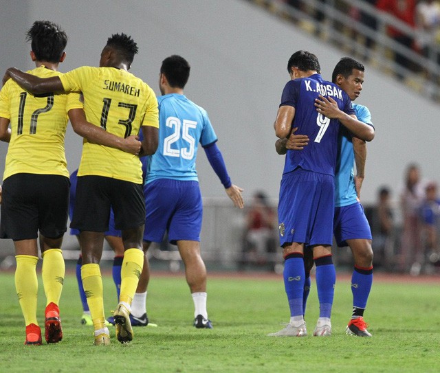 Cầu thủ Thái Lan suy sụp, gục khóc nức nở sau thất bại đau đớn trước Malaysia - Ảnh 13.