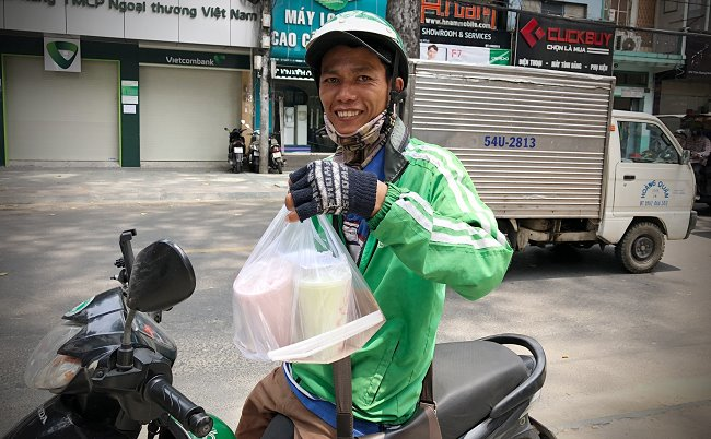 Vào quán trà sữa, đi mua cà phê, thấy “shipper” GrabFood còn... đông hơn cả khách