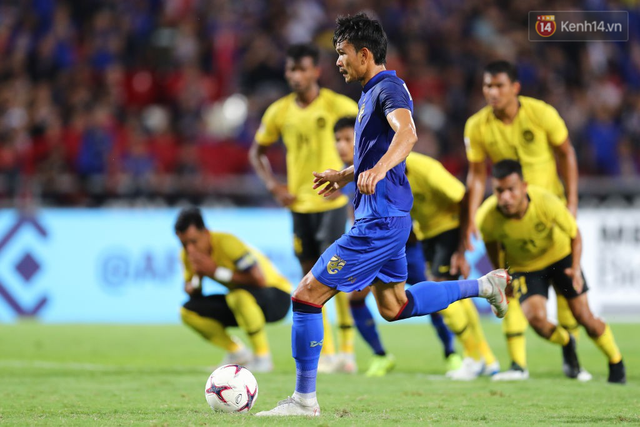 Cầu thủ Thái Lan suy sụp, gục khóc nức nở sau thất bại đau đớn trước Malaysia - Ảnh 3.