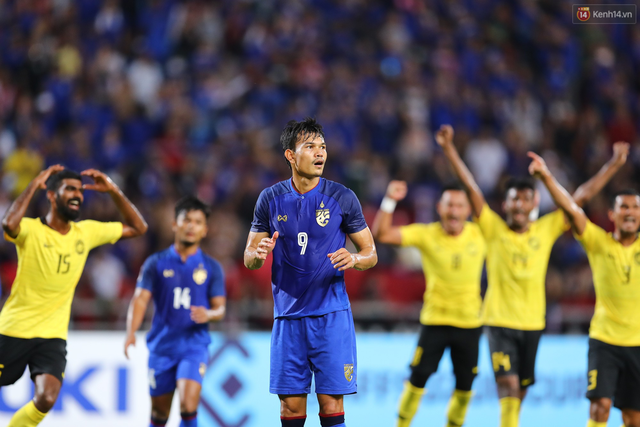 Cầu thủ Thái Lan suy sụp, gục khóc nức nở sau thất bại đau đớn trước Malaysia - Ảnh 5.
