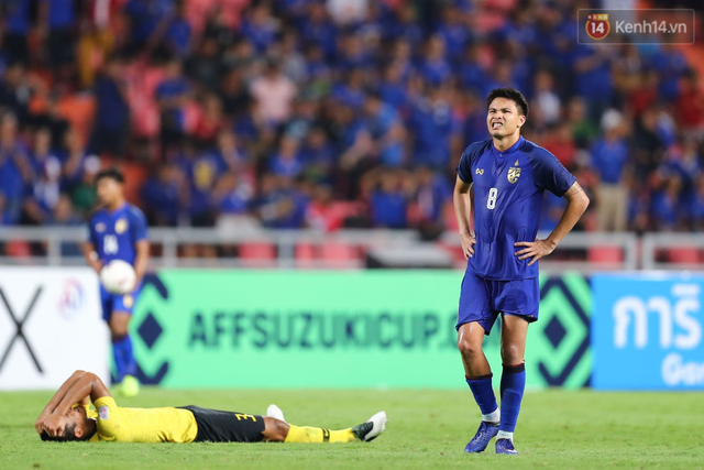 Cầu thủ Thái Lan suy sụp, gục khóc nức nở sau thất bại đau đớn trước Malaysia - Ảnh 9.