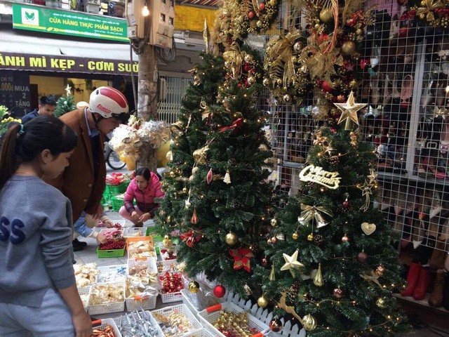 Không khí mua sắm Noel bắt đầu nhộn nhịp - Ảnh 2. Không khí mua sắm Noel bắt đầu nhộn nhịp - Ảnh 2.