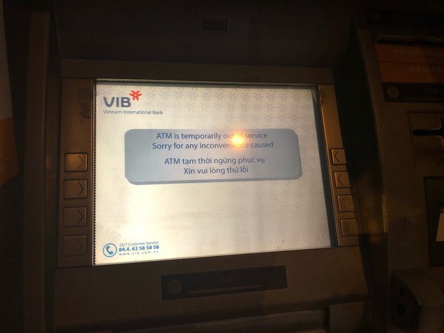  Quá tải giao dịch, ATM ngân hàng liên tục xin vui lòng thứ lỗi  - Ảnh 1.