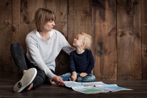 12 dấu hiệu cho thấy cha mẹ đang dạy con thiếu suy nghĩ, vô tình làm hại con cái mình - Ảnh 1.