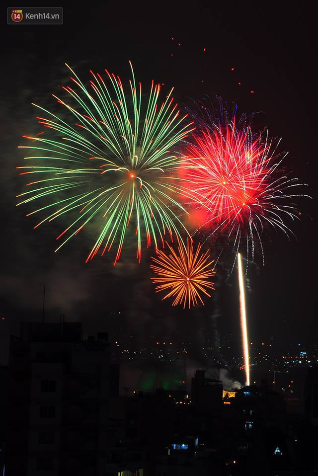  Người Sài Gòn - Hà Nội mãn nhãn với những loạt pháo hoa đầy màu sắc trong thời khắc chuyển giao năm mới 2018  - Ảnh 12.