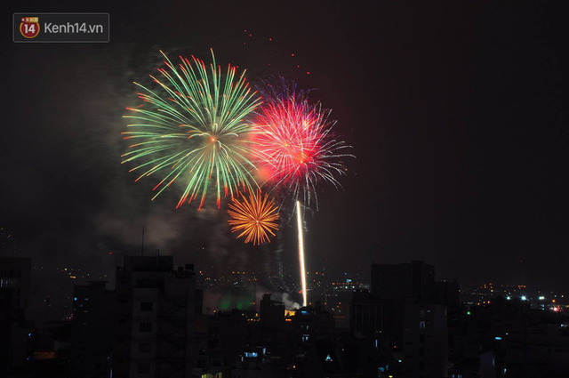  Người Sài Gòn - Hà Nội mãn nhãn với những loạt pháo hoa đầy màu sắc trong thời khắc chuyển giao năm mới 2018  - Ảnh 5.