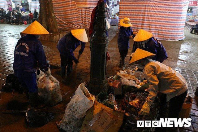 Du khách ùn ùn đổ về chùa Hương từ mờ sáng trong ngày khai hội - Ảnh 11.