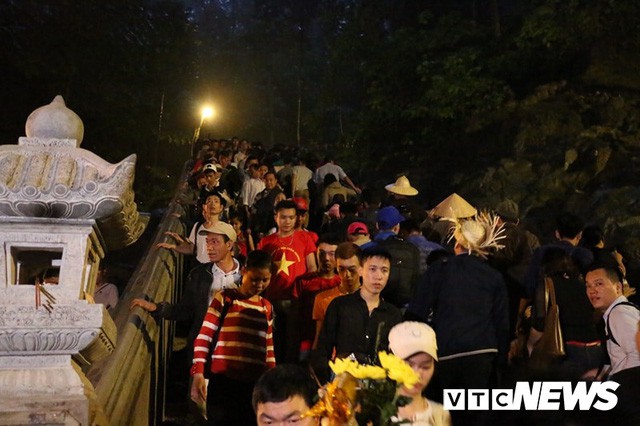 Du khách ùn ùn đổ về chùa Hương từ mờ sáng trong ngày khai hội - Ảnh 13.