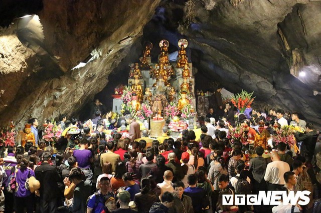 Du khách ùn ùn đổ về chùa Hương từ mờ sáng trong ngày khai hội - Ảnh 18.