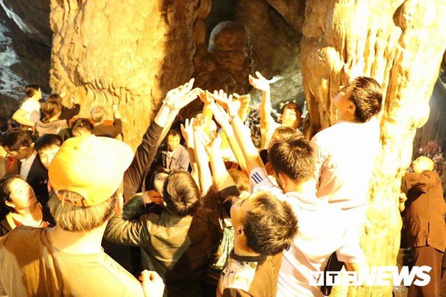 Du khách ùn ùn đổ về chùa Hương từ mờ sáng trong ngày khai hội - Ảnh 20.
