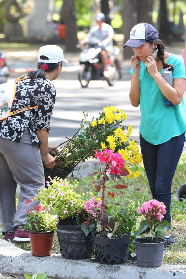 Bế mạc hội hoa xuân Tao Đàn, người dân mót lại hoa sắp cho vào xe rác - Ảnh 5.