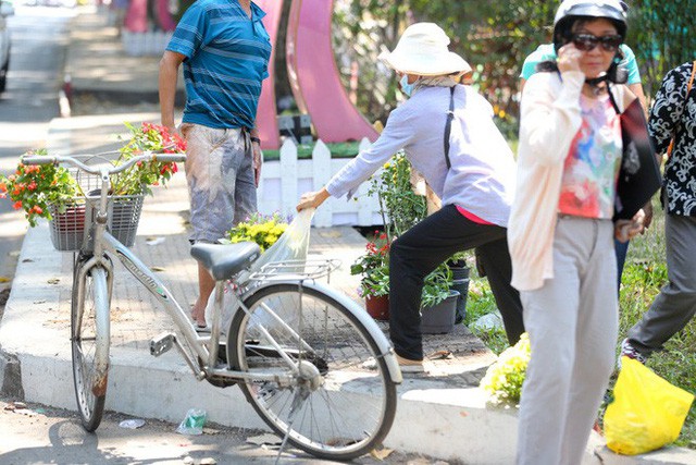 Bế mạc hội hoa xuân Tao Đàn, người dân mót lại hoa sắp cho vào xe rác - Ảnh 9.