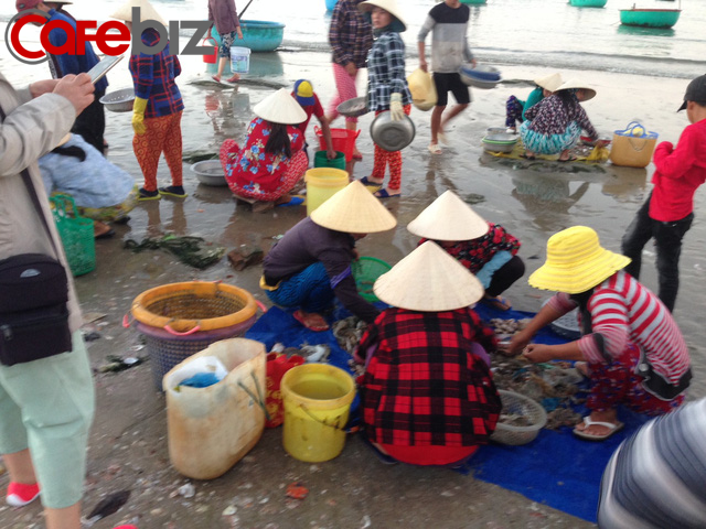 Chợ cá làng chài Mũi Né tấp nập buổi sáng sớm - Ảnh 6.