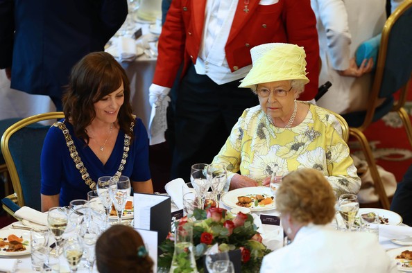 Đầu bếp Hoàng gia Anh tiết lộ chế độ ăn của Nữ hoàng Elizabeth để có cơ thể khỏe mạnh - Ảnh 4.