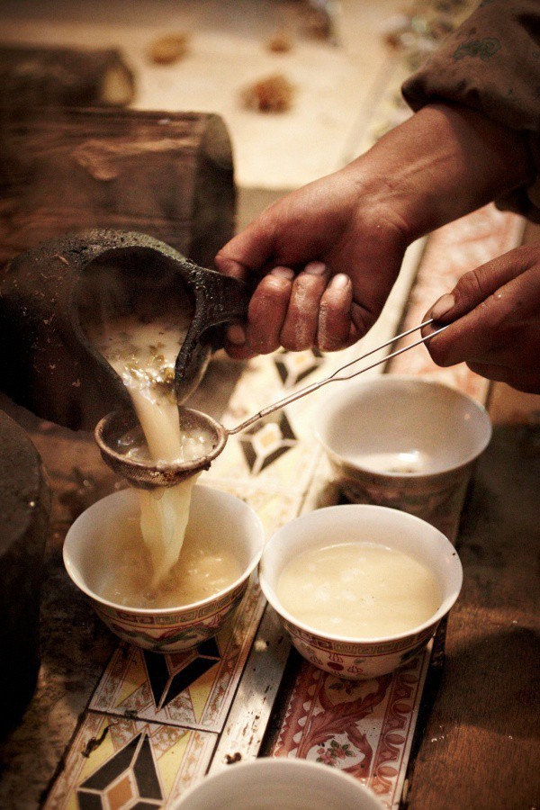  Trà bơ và muối - thức uống phải đi gần 4.000km mới đến nơi, giúp người Tây Tạng tồn tại hàng ngàn năm giữa cao nguyên lạnh giá - Ảnh 3.