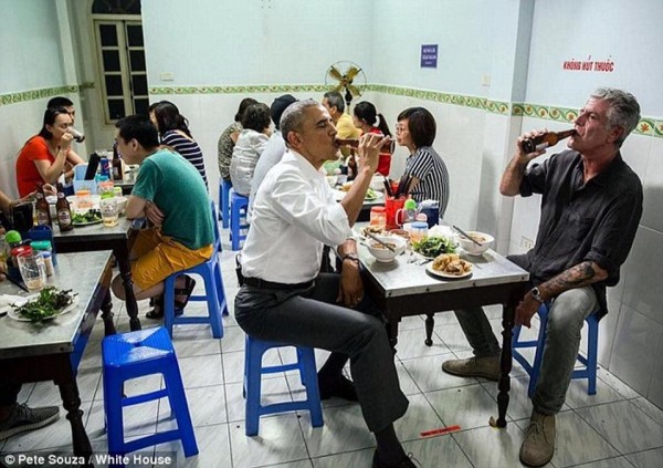 Bún chả ‘Obama’ lại gây sốc khi… lồng kiếng bộ bàn ghế cựu TT Obama từng ngồi - Ảnh 5.