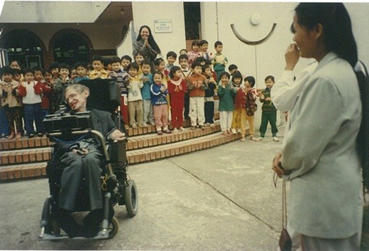 Chuyện ít biết về con gái nuôi người Việt của nhà bác học vĩ đại Stephen Hawking - Ảnh 1.