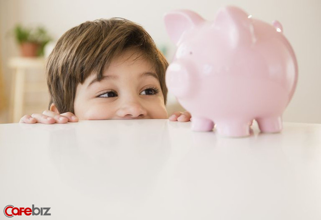 Khi con đòi mua đồ chơi đắt đỏ: Thái độ tiêu tiền của cha mẹ nghèo đang phá hỏng tư duy của con cái mình như thế nào? - Ảnh 1.