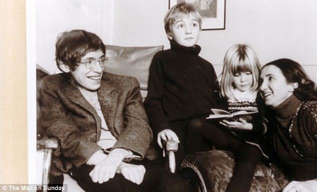 Đằng sau Stephen Hawking là cuộc sống gia đình trắc trở như bao người bình thường khác: Kết hôn 2 lần, ly hôn 2 lần, cuối đời chẳng có ai thân thuộc ở bên - Ảnh 2.