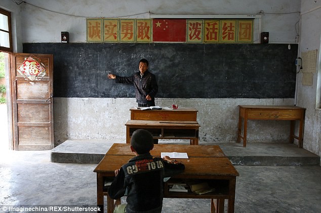 Dù nắng hay mưa, người thầy vẫn tận tụy đến trường để dạy cho 1 học sinh duy nhất - Ảnh 1.