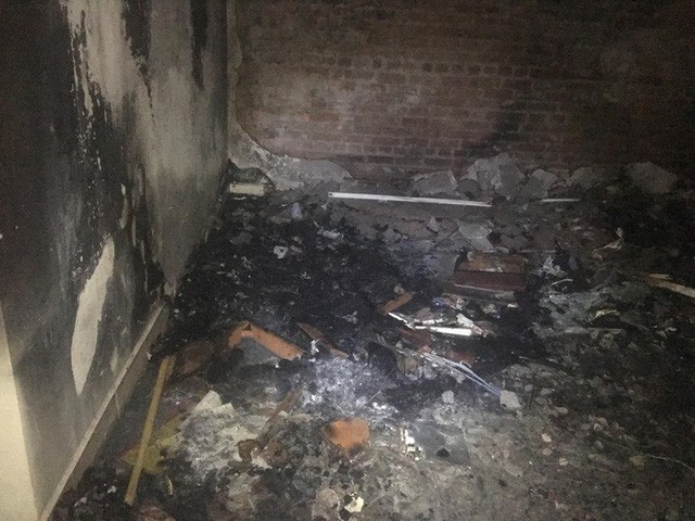  Hà Nội: Cháy chung cư ở Mỹ Đình, khói bốc ngùn ngụt từ một căn hộ trên tầng 18 khiến cư dân hốt hoảng  - Ảnh 2.