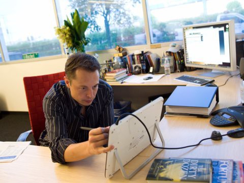 Hành trình kiếm tiền hơn 30 năm của Elon Musk: 12 tuổi tự học lập trình, không ngại lao động chân tay, build PC phục vụ sinh viên khác - Ảnh 1.