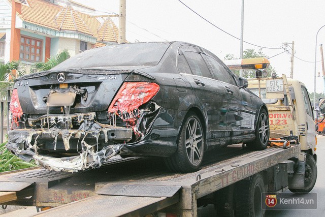  Hàng trăm xe máy, ô tô hạng sang bị cháy trơ khung tại chung cư Carina được kéo ra ngoài bán sắt vụn  - Ảnh 12.