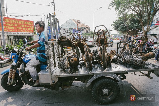  Hàng trăm xe máy, ô tô hạng sang bị cháy trơ khung tại chung cư Carina được kéo ra ngoài bán sắt vụn  - Ảnh 14.