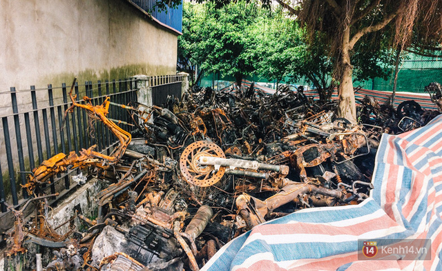  Hàng trăm xe máy, ô tô hạng sang bị cháy trơ khung tại chung cư Carina được kéo ra ngoài bán sắt vụn  - Ảnh 15.