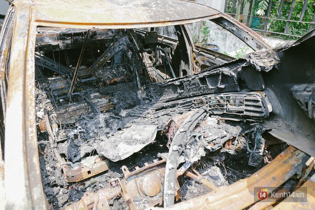  Hàng trăm xe máy, ô tô hạng sang bị cháy trơ khung tại chung cư Carina được kéo ra ngoài bán sắt vụn  - Ảnh 5.