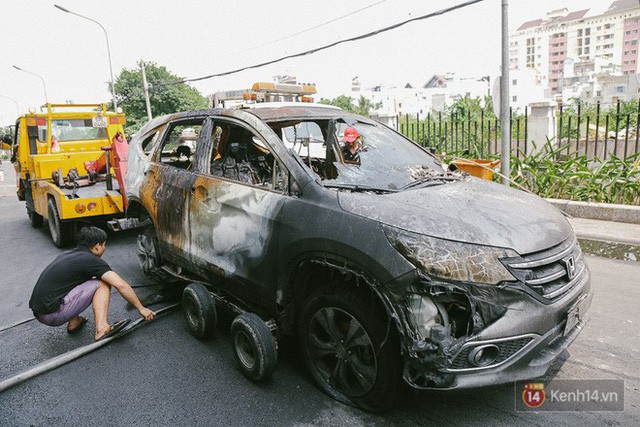  Hàng trăm xe máy, ô tô hạng sang bị cháy trơ khung tại chung cư Carina được kéo ra ngoài bán sắt vụn  - Ảnh 8.