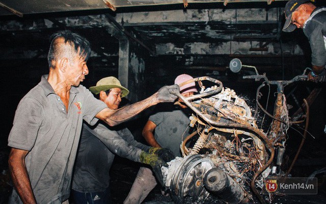  Hàng trăm xe máy, ô tô hạng sang bị cháy trơ khung tại chung cư Carina được kéo ra ngoài bán sắt vụn  - Ảnh 10.