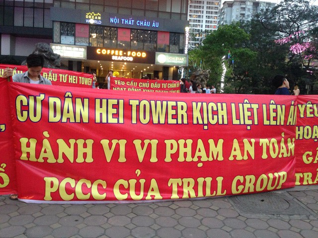 Chung cư cao cấp Hei Tower có vấn đề về PCCC, cư dân tràn ra đường căng băng rôn phản đối chủ đầu tư  - Ảnh 2.