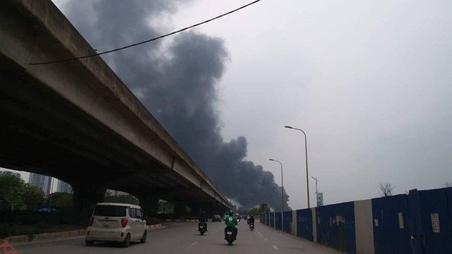  Hiện trường tan hoang vụ cháy chợ Quang ở Hà Nội  - Ảnh 1.