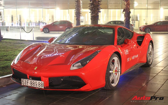 Ca sĩ Tuấn Hưng lái siêu xe Ferrari 488 GTB đưa vợ con tham dự tiệc tiền Car & Passion 2018 - Ảnh 2. Ca sĩ Tuấn Hưng lái siêu xe Ferrari 488 GTB đưa vợ con tham dự tiệc tiền Car & Passion 2018 - Ảnh 2.