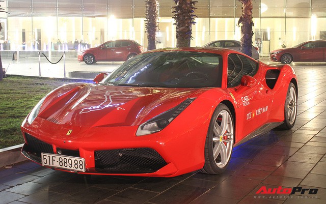 Ca sĩ Tuấn Hưng lái siêu xe Ferrari 488 GTB đưa vợ con tham dự tiệc tiền Car & Passion 2018 - Ảnh 2.