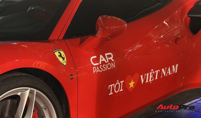 Ca sĩ Tuấn Hưng lái siêu xe Ferrari 488 GTB đưa vợ con tham dự tiệc tiền Car & Passion 2018 - Ảnh 3. Ca sĩ Tuấn Hưng lái siêu xe Ferrari 488 GTB đưa vợ con tham dự tiệc tiền Car & Passion 2018 - Ảnh 3.