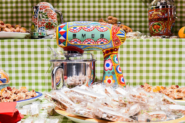 Hãng thời trang đình đám Dolce & Gabbana ra mắt bộ đồ nhà bếp khiến các bà nội trợ sành điệu phát cuồng trong dịp 8/3 - Ảnh 3. Hãng thời trang đình đám Dolce & Gabbana ra mắt bộ đồ nhà bếp khiến các bà nội trợ sành điệu phát cuồng trong dịp 8/3 - Ảnh 3.