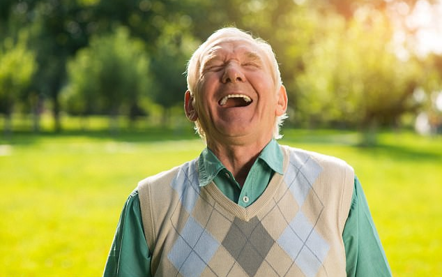 Nghiên cứu mới: Những người tự cười một mình dễ sống khỏe mạnh, còn ai cố nhịn cười thì lại thù rất dai - Ảnh 1.