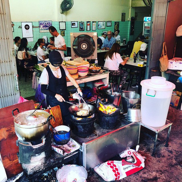 Đến bây giờ Michelin mới chỉ trao sao cho 3 quán ăn vỉa hè, và tất cả chúng đều rất gần Việt Nam - Ảnh 14. Đến bây giờ Michelin mới chỉ trao sao cho 3 quán ăn vỉa hè, và tất cả chúng đều rất gần Việt Nam - Ảnh 14.