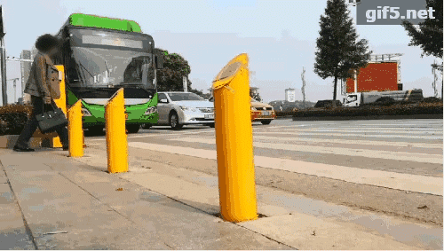 Trung Quốc lắp đặt máy phun sương, tự động xịt ướt quần người đi bộ sai luật - Ảnh 3. Trung Quốc lắp đặt máy phun sương, tự động xịt ướt quần người đi bộ sai luật - Ảnh 3.