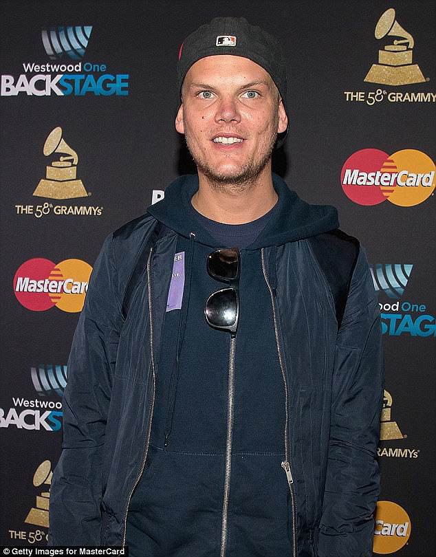 Nhìn lại cuộc đời của Avicii: Ngôi sao âm nhạc sáng chói nhưng lụi tàn vì rượu và áp lực sau ánh đèn sân khấu - Ảnh 5.