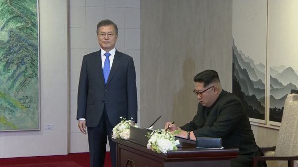 [CẬP NHẬT] Nhà lãnh đạo Triều Tiên Kim Jong-un và TT Hàn Quốc đã bước vào phòng họp kín - Ảnh 1.