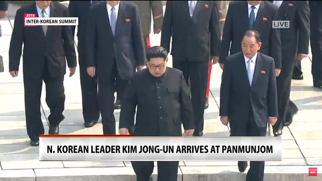 [CẬP NHẬT] Nhà lãnh đạo Triều Tiên Kim Jong-un và TT Hàn Quốc đã bước vào phòng họp kín - Ảnh 2.