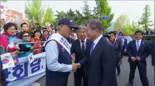 [CẬP NHẬT] Nhà lãnh đạo Triều Tiên Kim Jong-un và TT Hàn Quốc đã bước vào phòng họp kín - Ảnh 15.