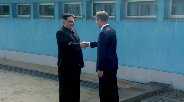 [CẬP NHẬT] Nhà lãnh đạo Triều Tiên Kim Jong-un và TT Hàn Quốc đã bước vào phòng họp kín - Ảnh 3.