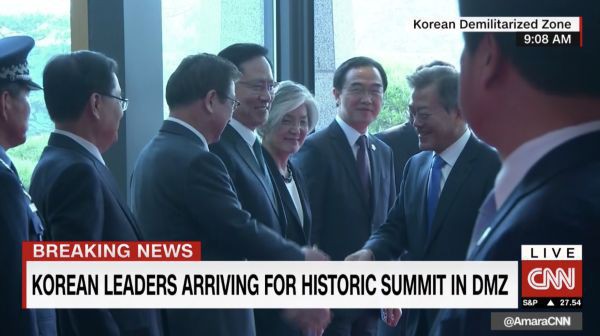 [CẬP NHẬT] Nhà lãnh đạo Triều Tiên Kim Jong-un và TT Hàn Quốc đã bước vào phòng họp kín - Ảnh 10.