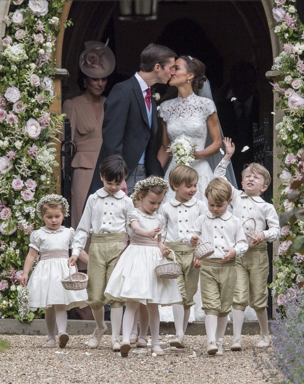 Sắp tổ chức hôn lễ, Meghan Markle chắc chắn phải nhớ 10 nguyên tắc trang phục này trong đám cưới Hoàng gia  - Ảnh 2.