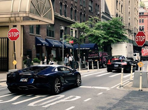 Lamborghini đỗ thành hàng bên ngoài hội thảo blockchain và tiền mã hóa tại New York, nhưng hóa ra toàn xe thuê - Ảnh 1.