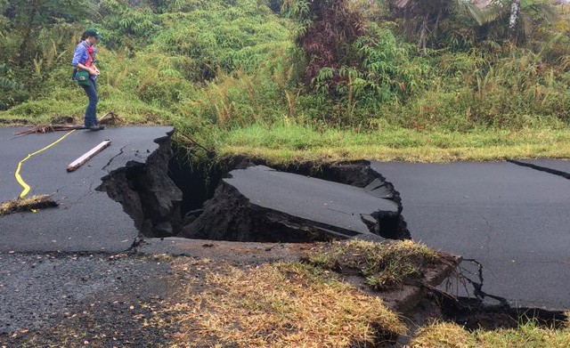 Núi lửa Hawaii phun trào nổ, tạo cột khói cao hơn 9 km - Ảnh 2.